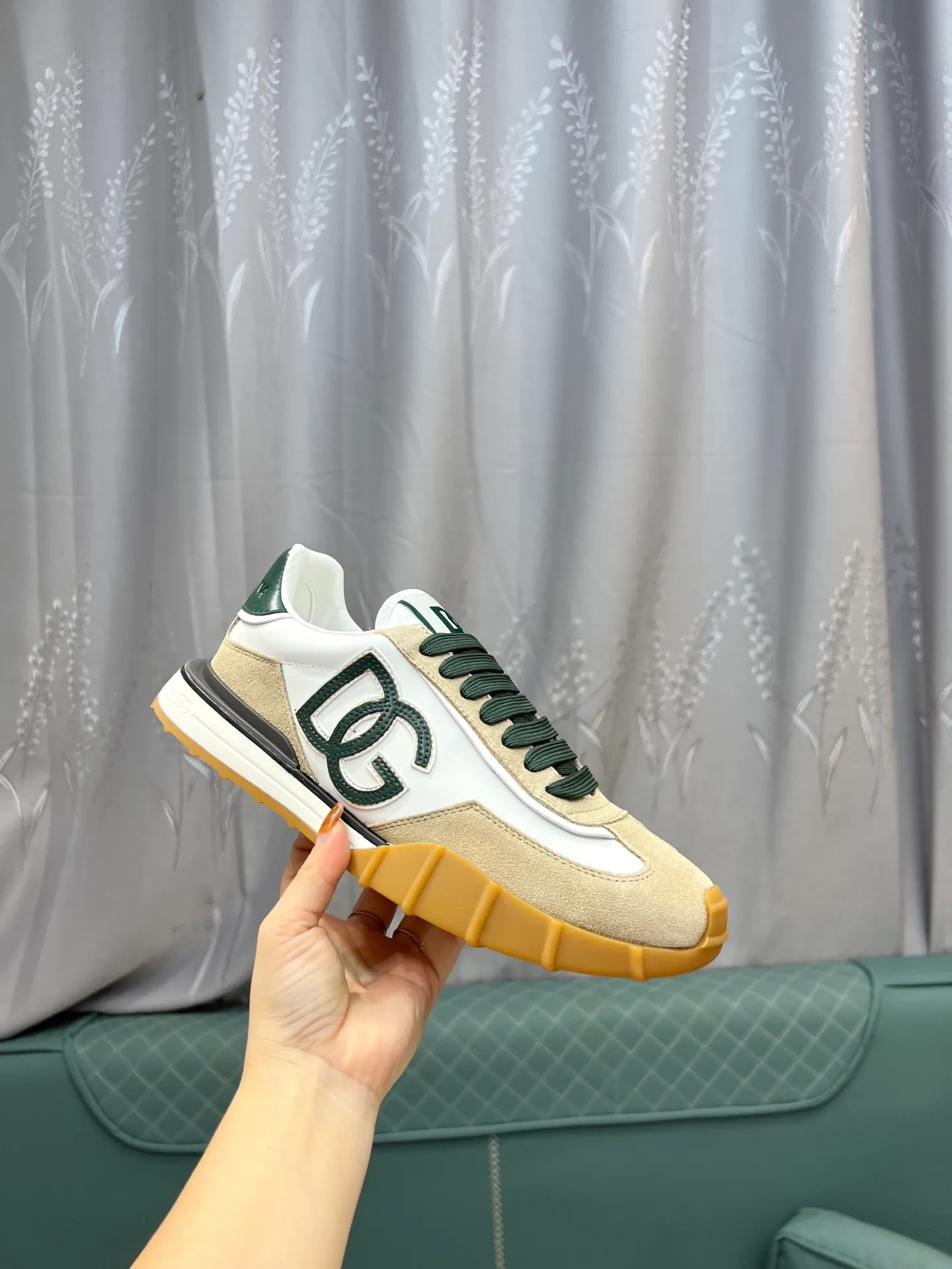 Men's shoes 💰560 Dolce&Gabbana D&G's latest casual sports shoes. Original purchase, development and production. DG's latest explosion. The tongue has the brand's iconic details. It is fashionable and versatile and can add luster to various looks. Create an exquisite design with unique dynamic vitality and modern atmosphere, showing modern and elegant style. Exquisite packaging at the delivery counter🛍📦 ▪️Fabric: Original customized cowhide, lining: Original customized breathable lining, Size: Men's 38-44 (45 46 customized)